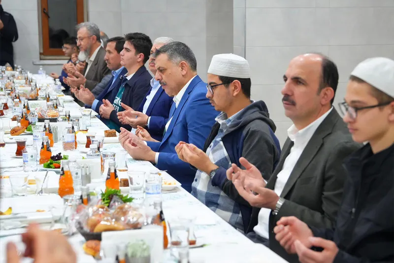 İçişleri Bakanı Çiftçi, Konya’da Kur’an kursu öğrencileriyle sahur yaptı