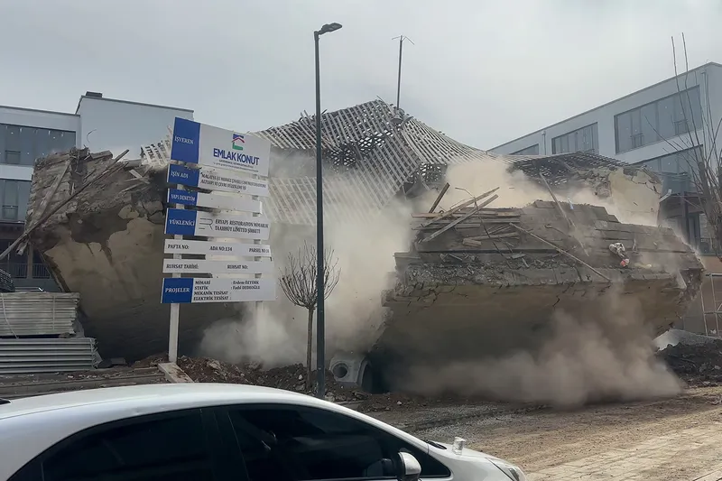 Malatya'da restorasyonu yapılan tarihi camide çökme: Bir yaralı