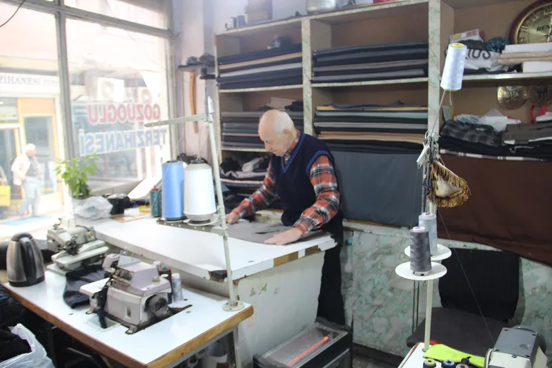 81 yaşındaki terzi mesleğinin sırrını anlattı: Emek ve sabır 
